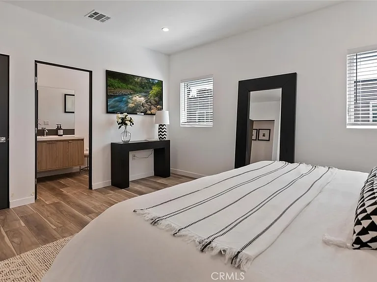 13538 Vanowen St #4 — Photo 18