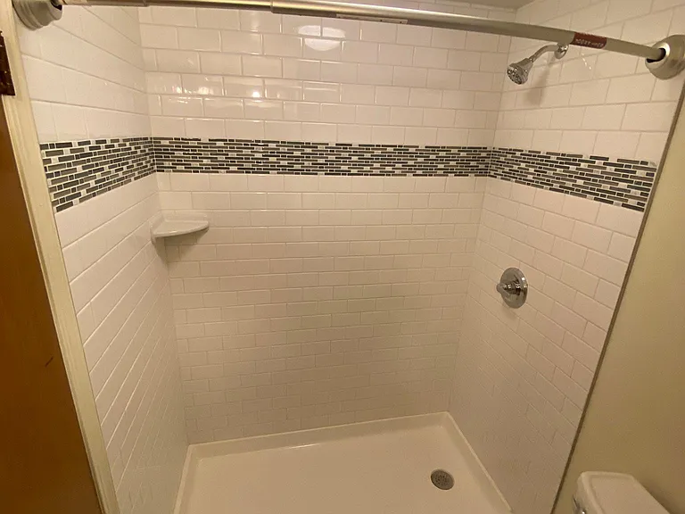 SHOWER IN THE BATHROOM, NO TUB