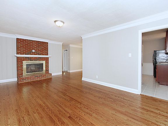 4th image of 203 Roundelay Cir