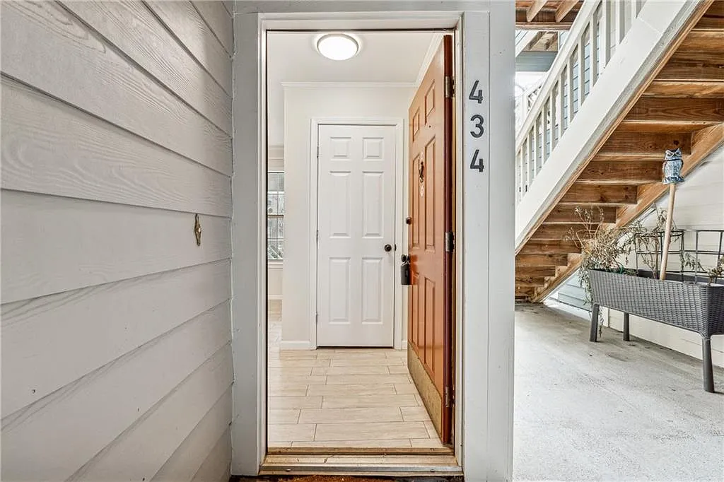 1 bed, 1.0 bath, 813 sqft, $1,950 — Photo 2