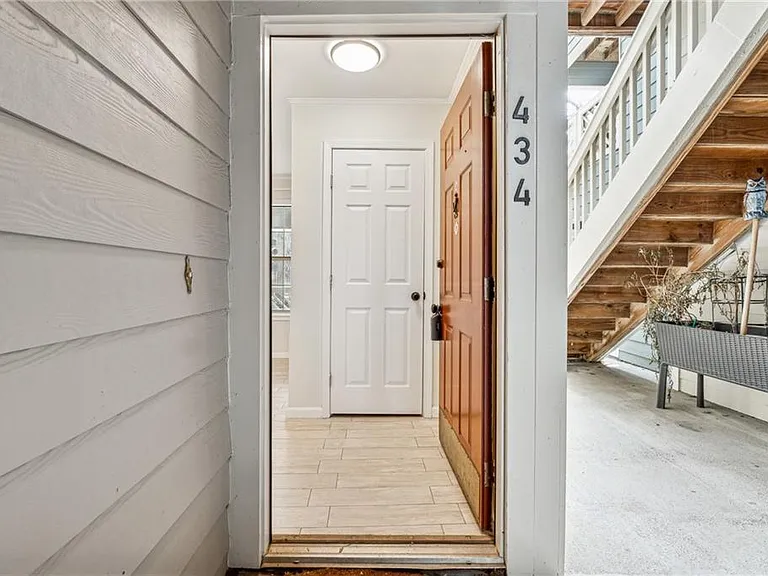 434 McGill Pl NE — Photo 2