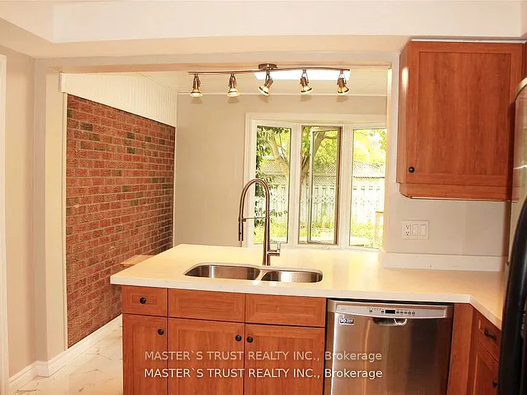 2253 Constance Dr — Photo 2