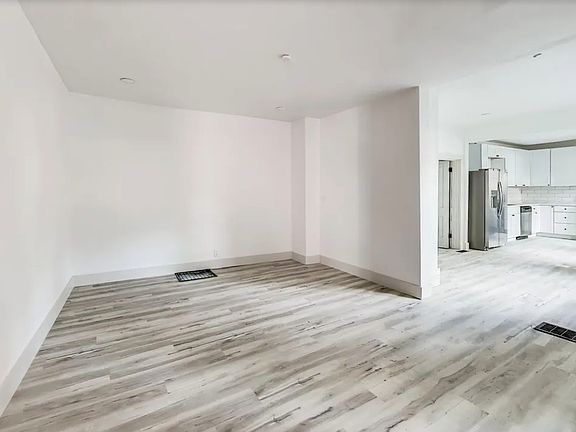 5th image of 330 W 9th St