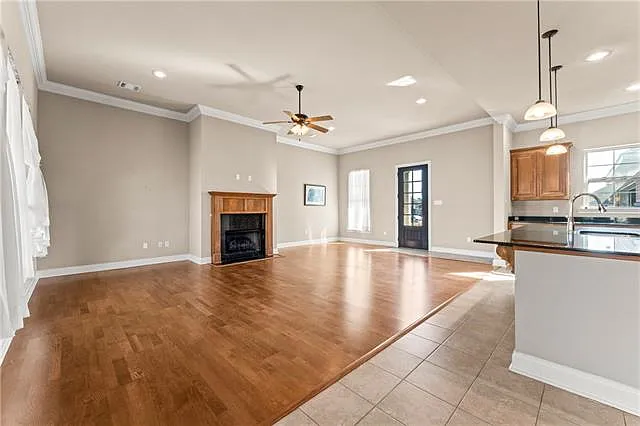 3 bed, 2.0 bath, 2231 sqft, $2,300 — Photo 3