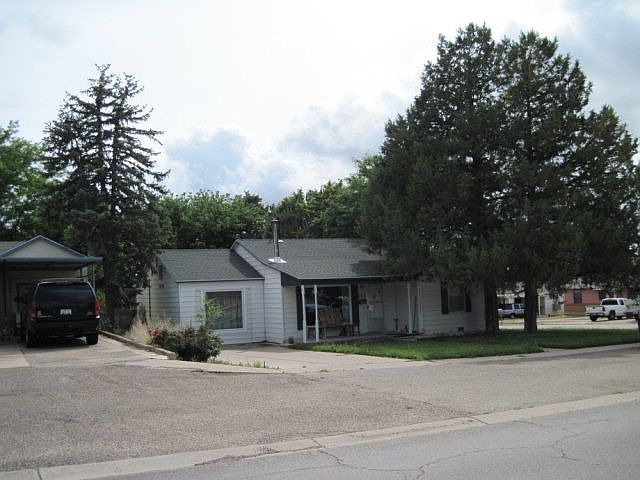 1st image of 823 W Avenue D