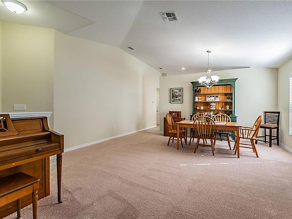 4th image of 923 Meadow Glade Dr