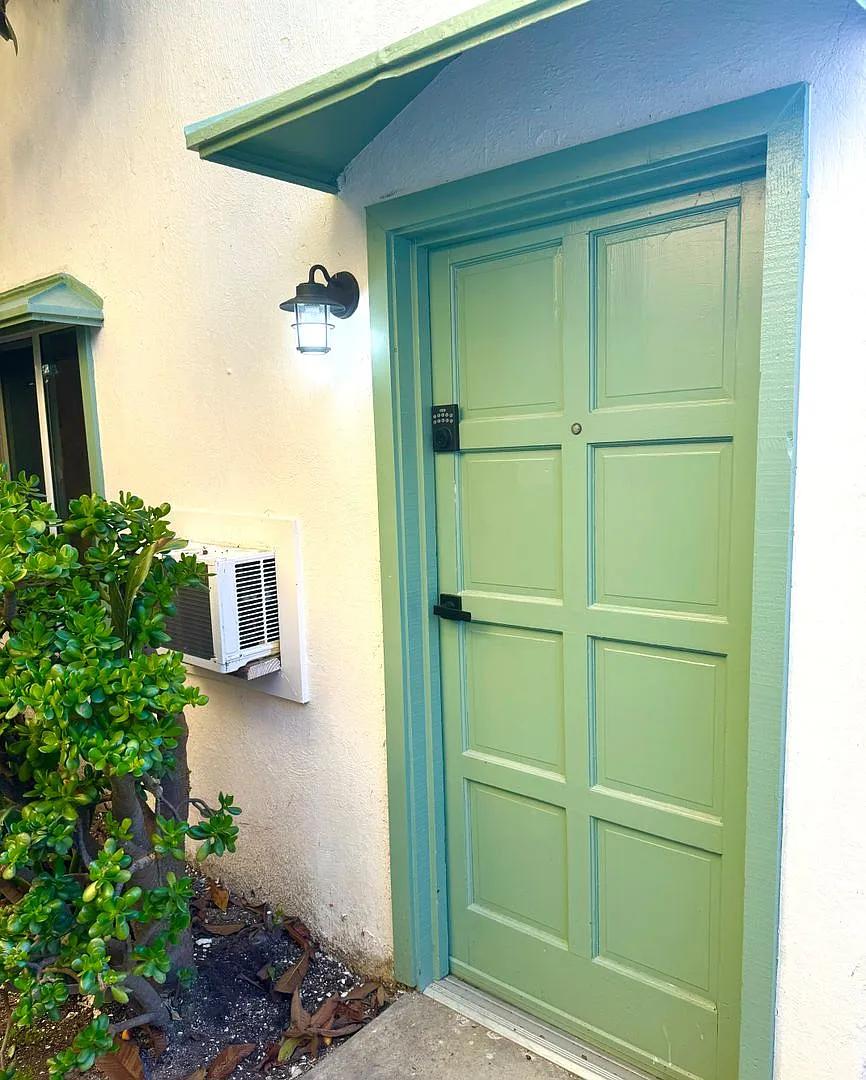 Rose Ave — Photo 1