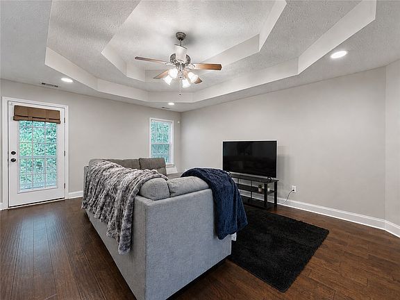4th image of 3312 Hawthorne Ln