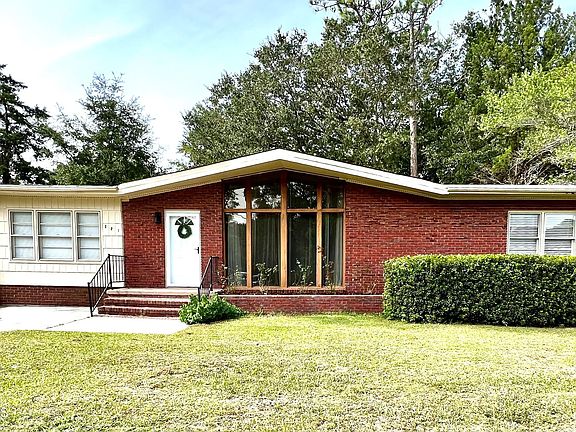 2nd image of 221 Forest Rd