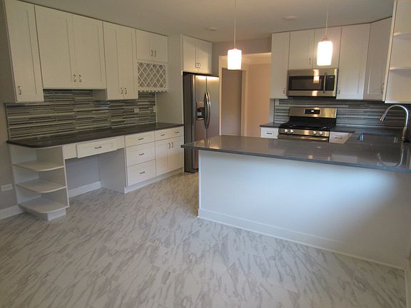 4th image of 18W207 Claremont Dr