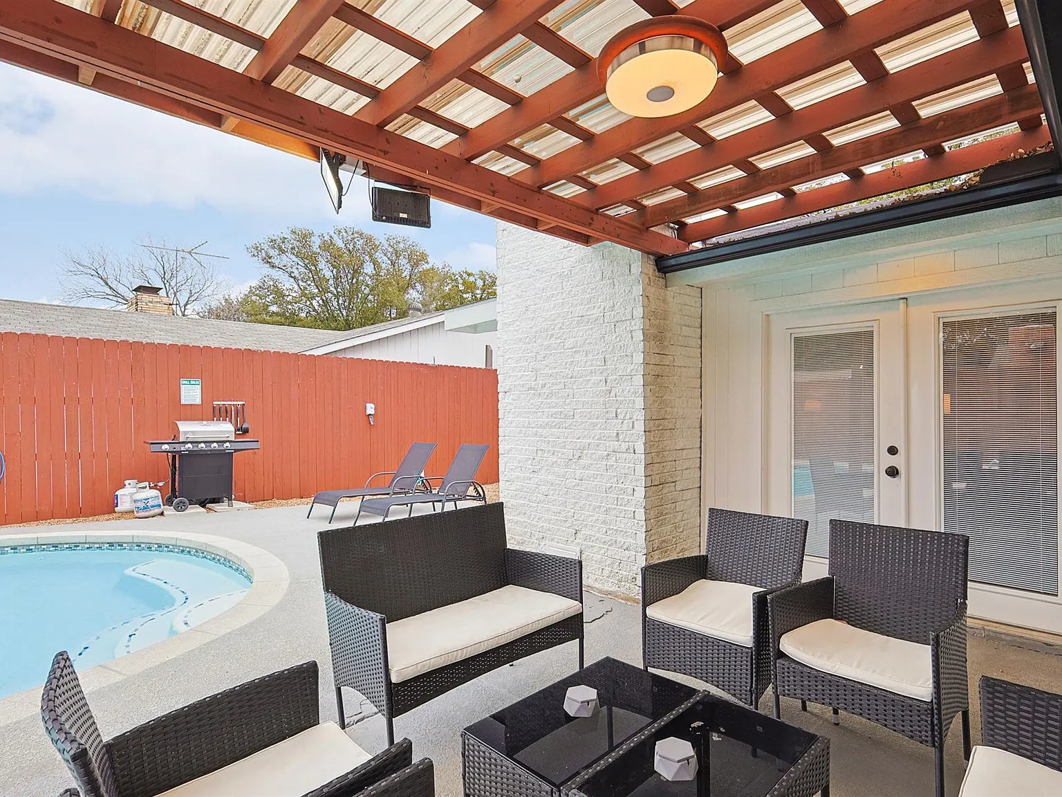 4 bed, 2052 sqft, $7,750 — Photo 2