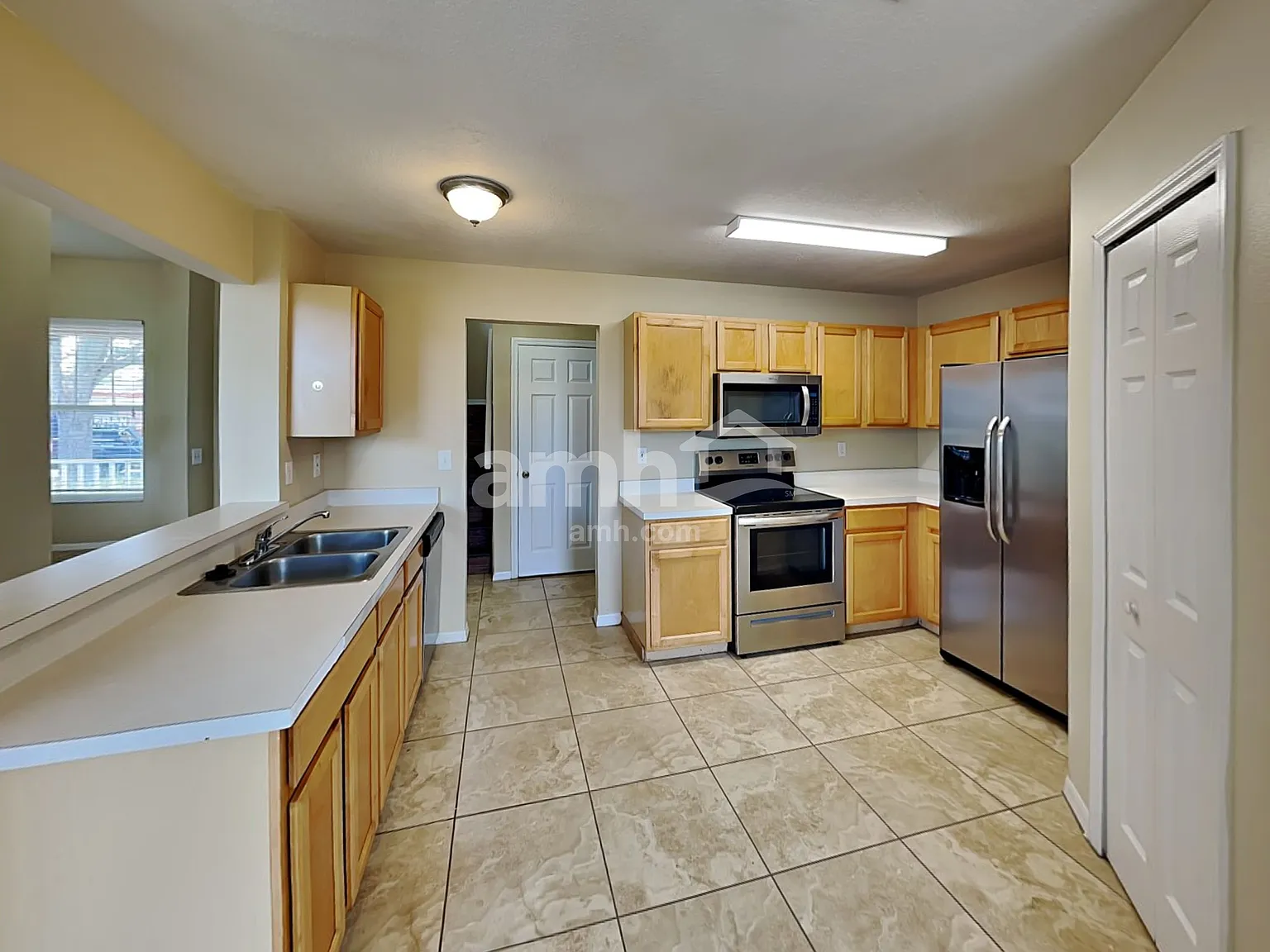 3 bed, 2.0 bath, 2024 sqft, $2,820 — Photo 3