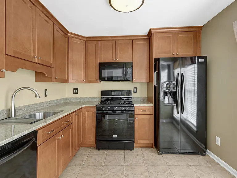 8204 Catbird Cir #202 — Photo 8