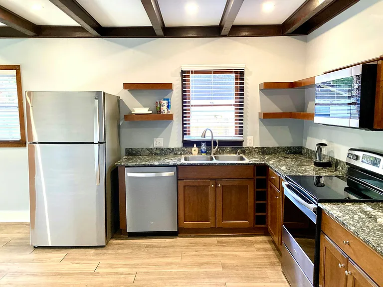 736 SE 9th St — Photo 3