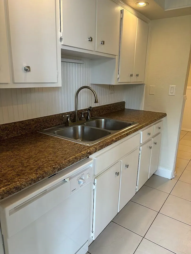 LA BELLE HARBOR CONDOS — Photo 4