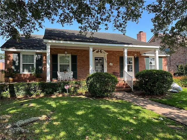 3 bed, 2.0 bath, 2300 sqft, $3,200 — Photo 1