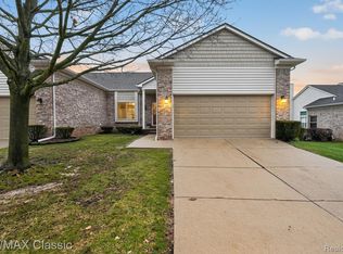 652 Woodside Dr, Milford, MI 48381