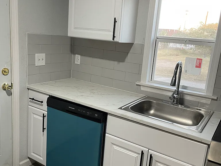 1409 E Wall St — Photo 16