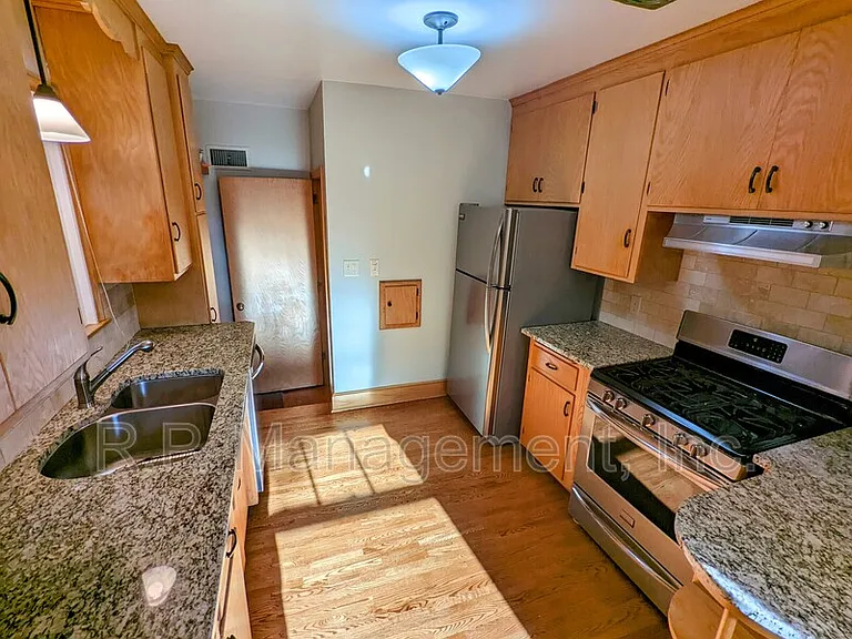 2111 Irving Ave S — Photo 4