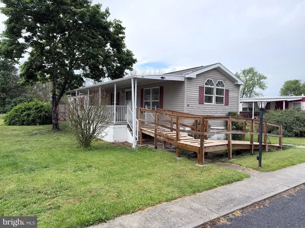 17 Coral Dr, Carlisle, PA 17013