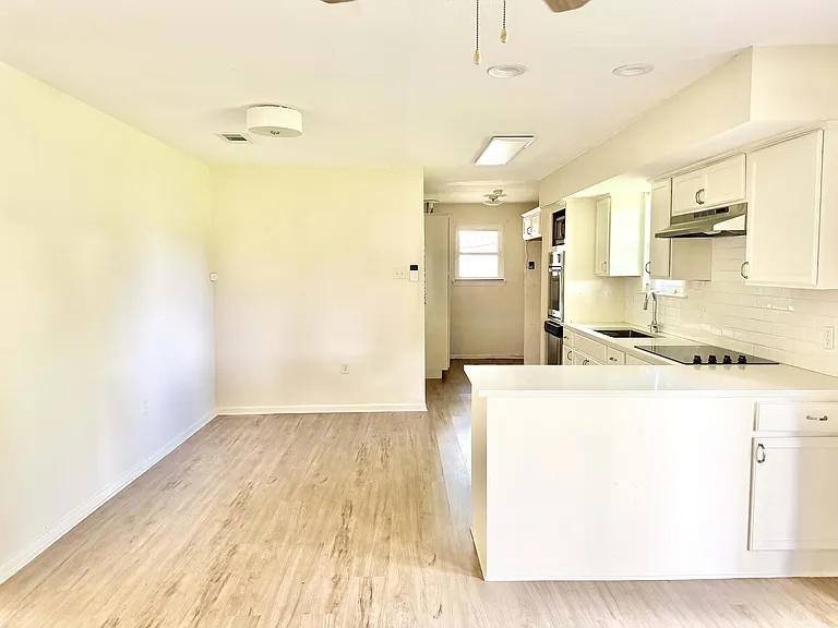 555 Burgin Ave — Photo 4