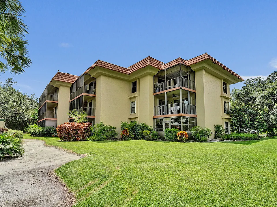 200 Jacaranda Country Club Dr #1B