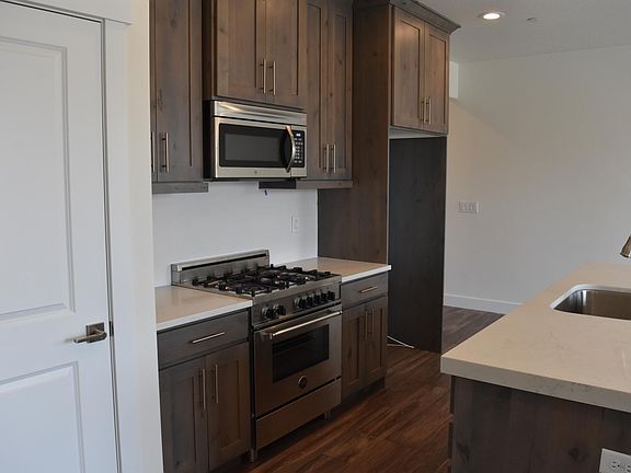 5th image of 3041 Cedar Dr #2