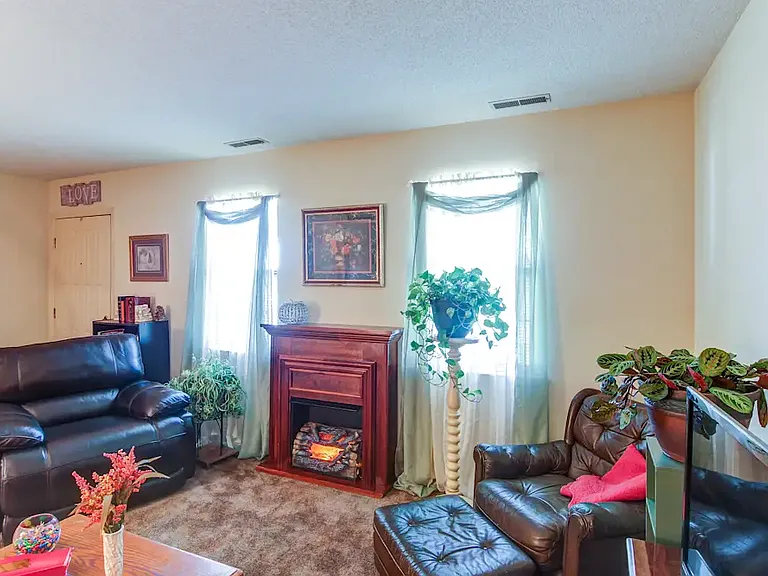 Tiffany Lane Duplexes — Photo 4