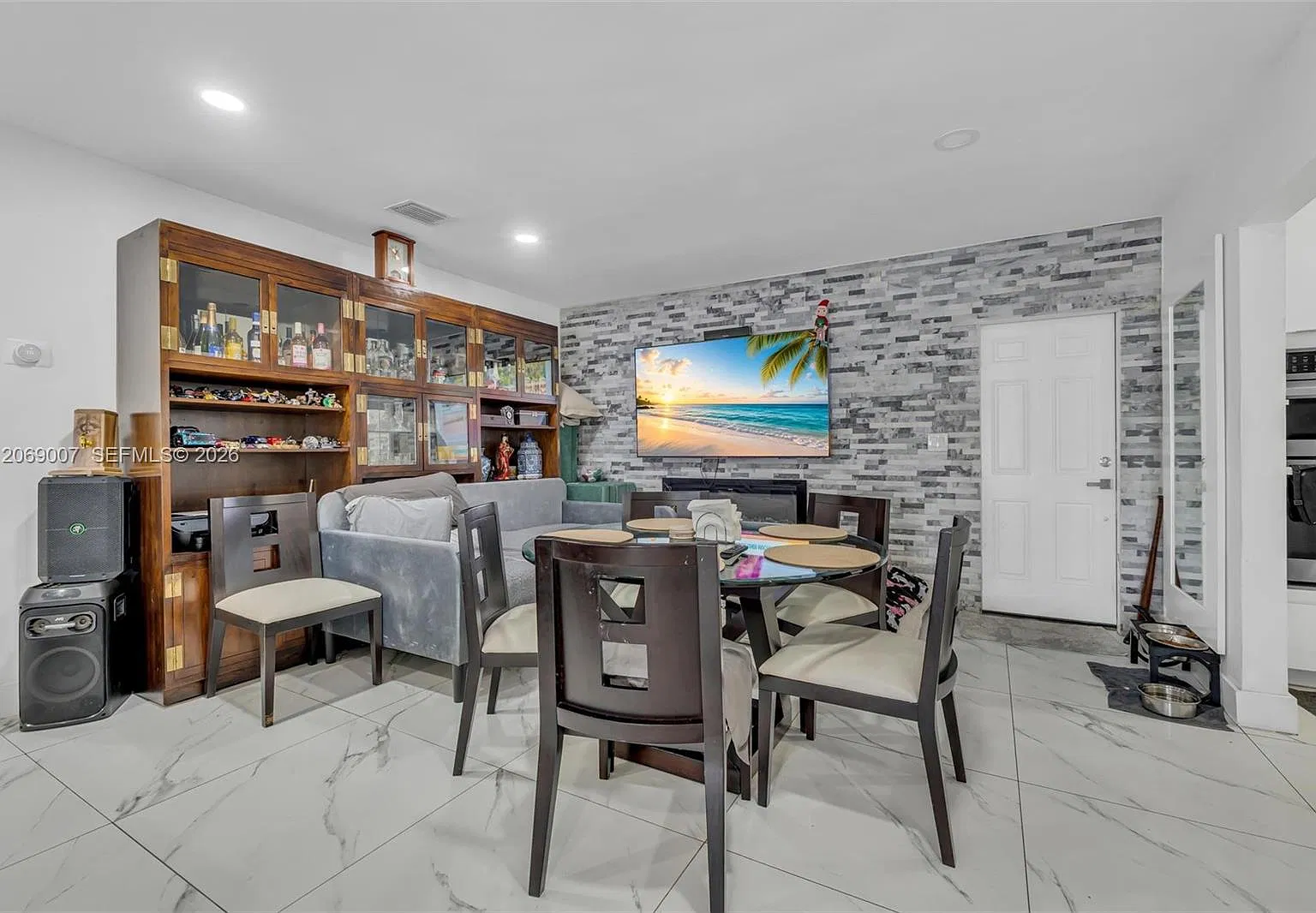 3 bed, 2033 sqft, $3,500 — Photo 2