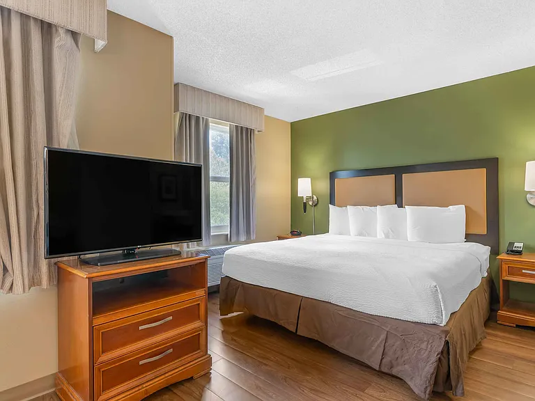 Deluxe Studio - 1 King Bed