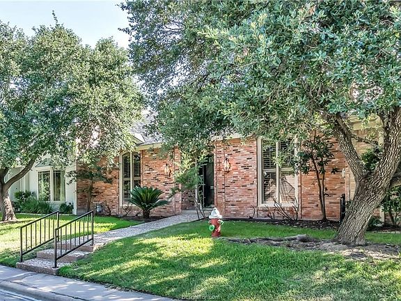 2nd image of 1209 Brook Hollow Dr