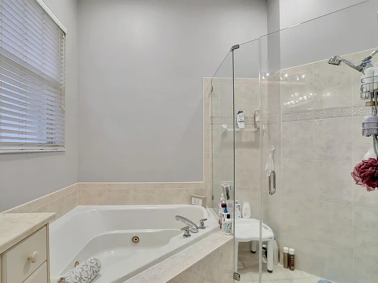 6355 NW 107th Ter — Photo 26