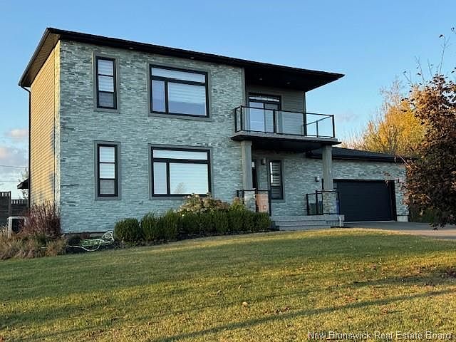 1st image of 44 Bicentennial Dr