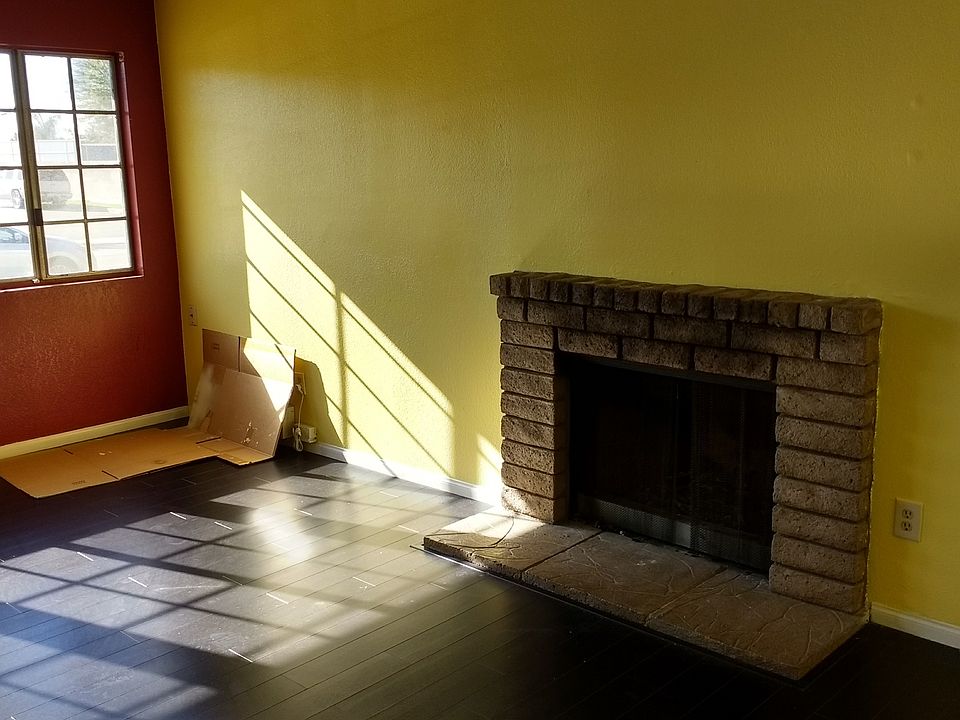 Living Room with fireplace