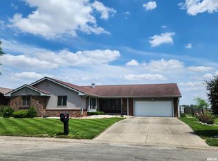 205 Crestwood Dr, Lincoln, IL 62656