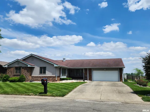 205 Crestwood Dr, Lincoln, IL 62656