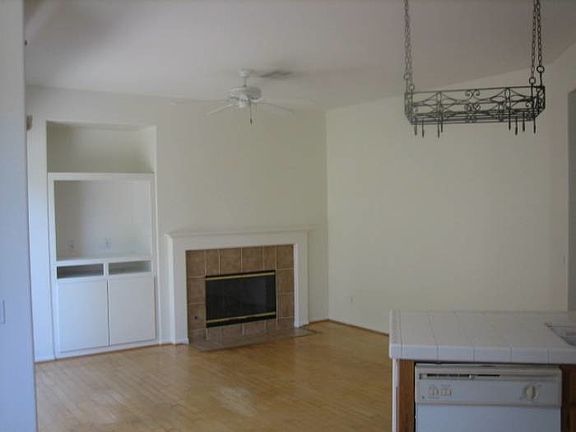 Family room w/fireplace