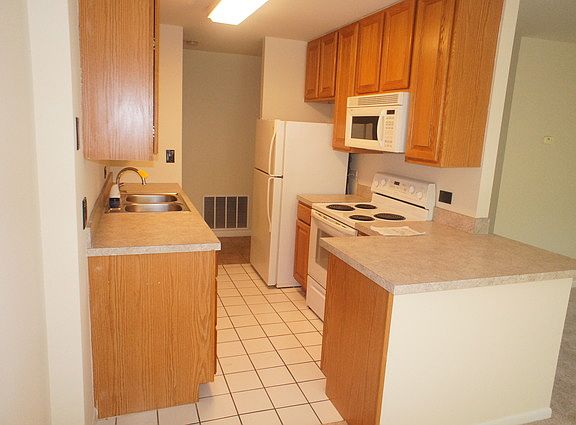 4th image of 5800 Oakwood Dr Unit 2M