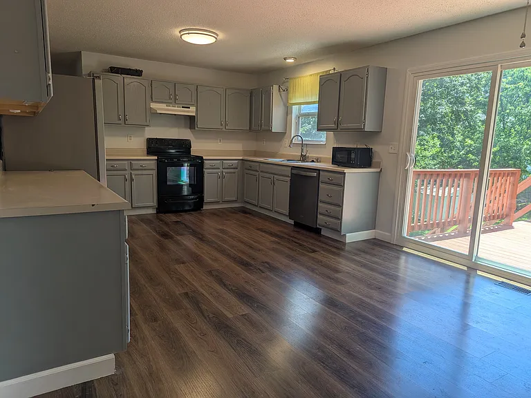 1061 Mitchell Way — Photo 4