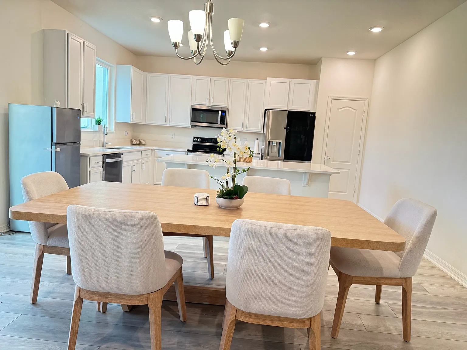 5 bed, 2560 sqft, $3,000 — Photo 3