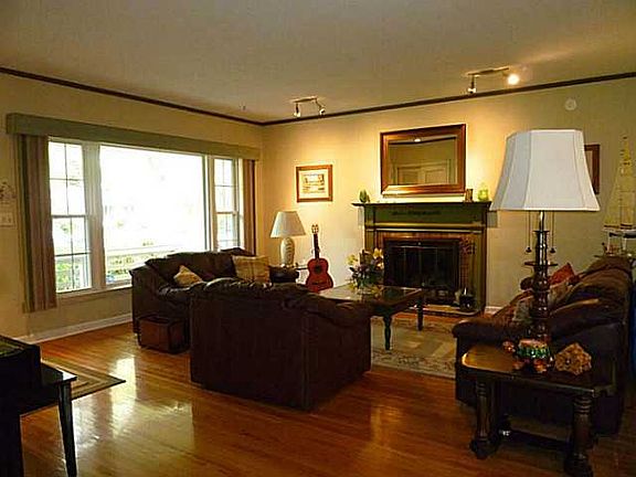 3rd image of 502 Willow Ln