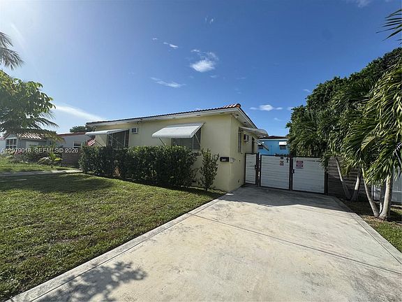 2nd image of 2463 Dewey St
