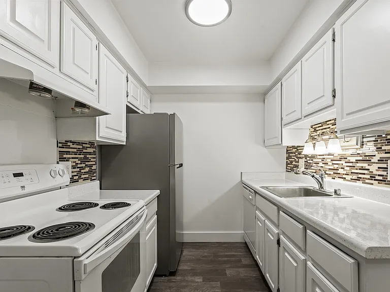 French Quarter Apartments — Photo 6