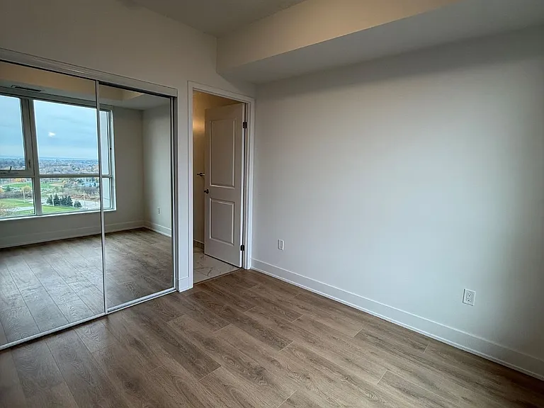 202 Burnhamthorpe Rd E #1410 — Photo 6