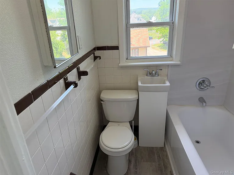 664-666 N Division St #3F — Photo 15