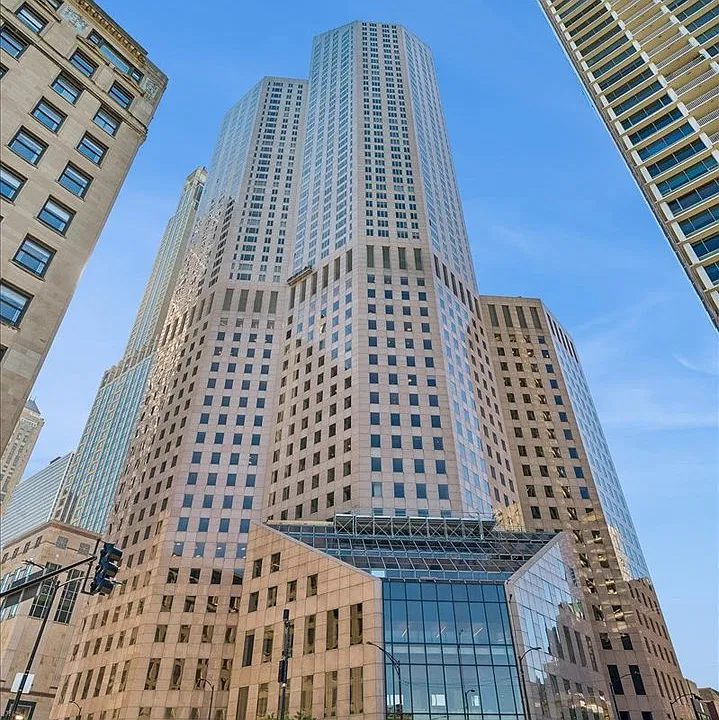 950 N Michigan Ave #2302