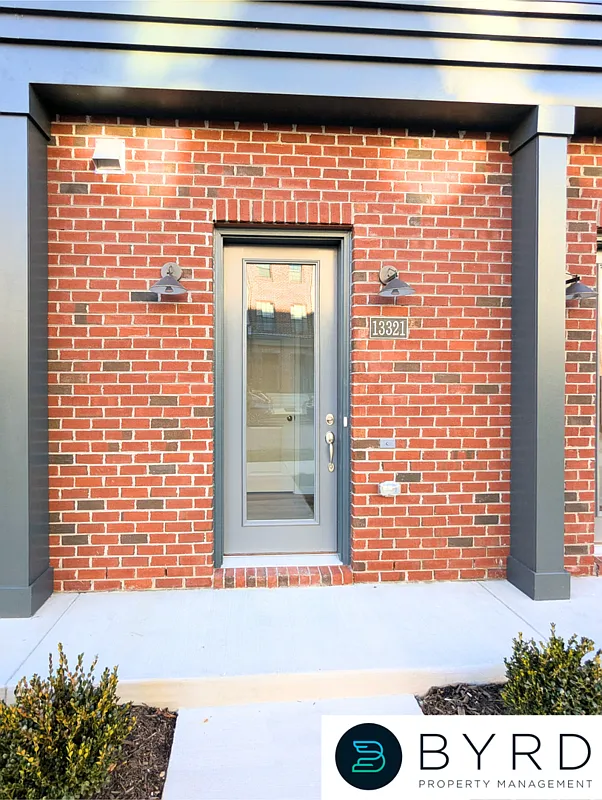 3 bed, 2.0 bath, 1623 sqft, $2,349 — Photo 2