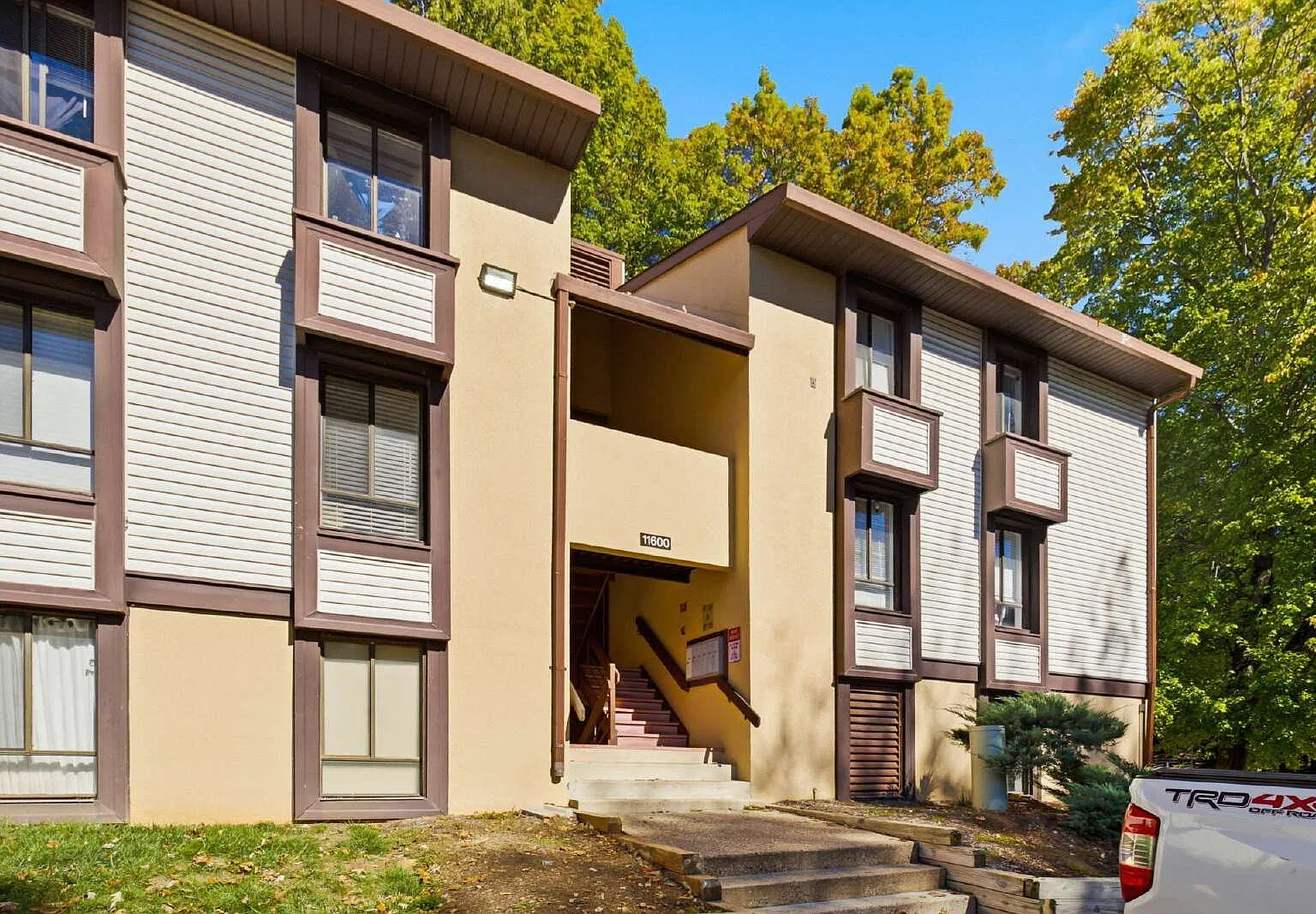 2 bed, 2.0 bath, 894 sqft, $2,300 — Photo 1