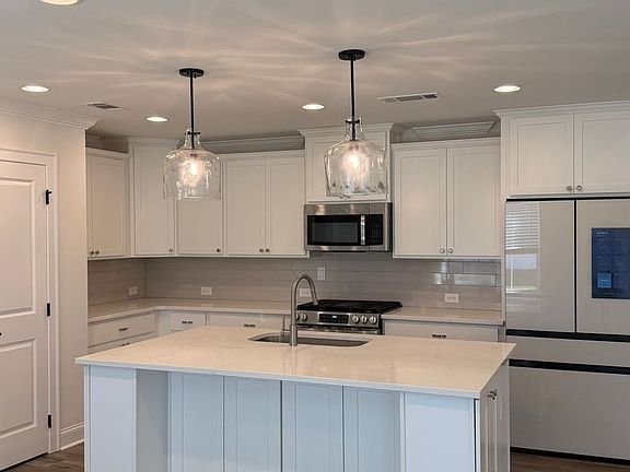 3rd image of 208 Alonsa Dr