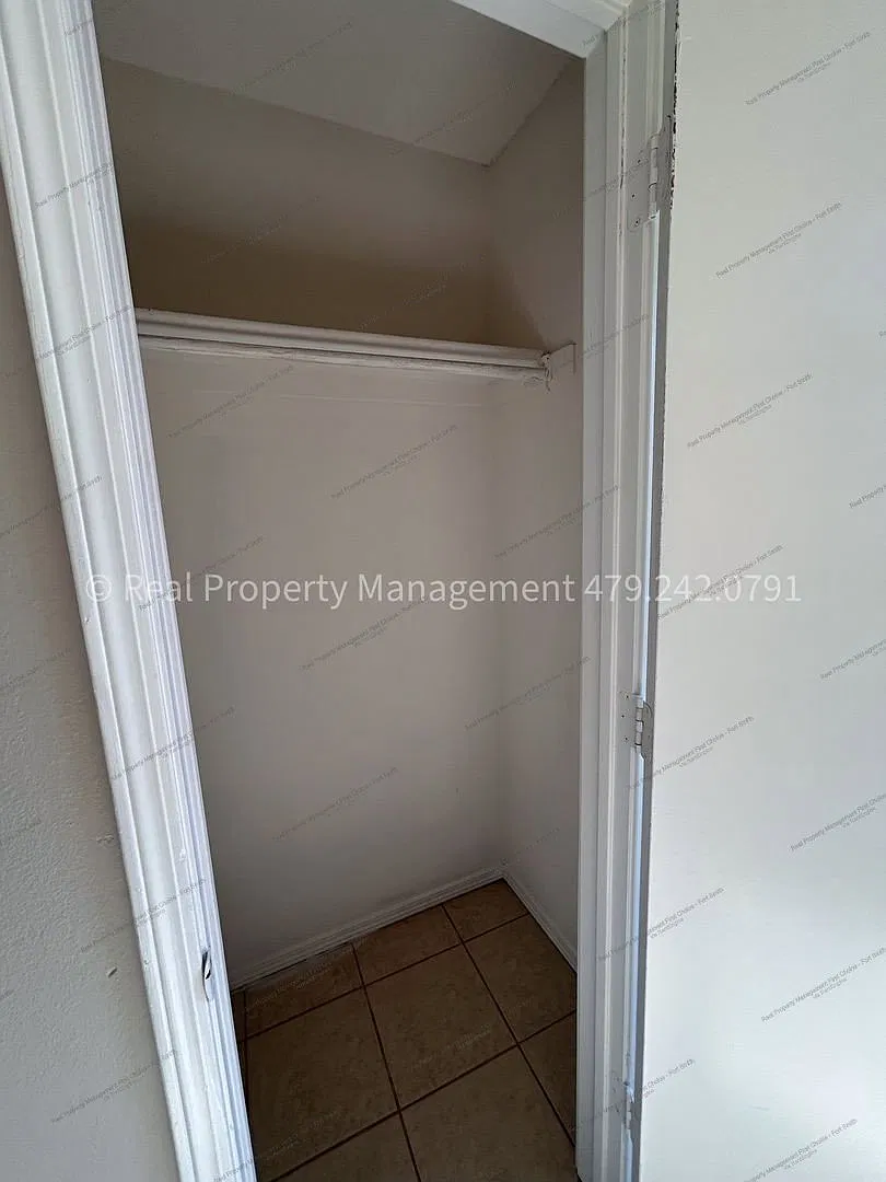 3 bed, 1.0 bath, 1008 sqft, $1,150 — Photo 3
